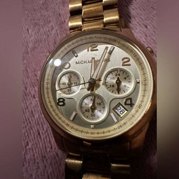 Michael Kors Watch - Gold in great condition! - Picture 10 of 10